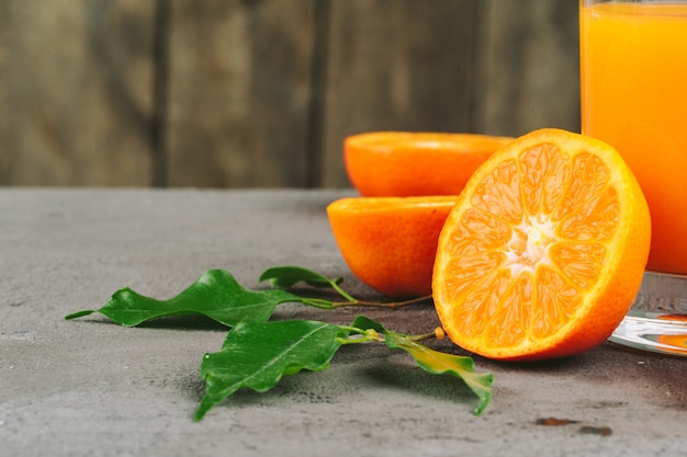 Fatiado em pedaços laranjas maduras suculentas close-up