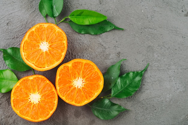 Fatiado em pedaços suculentos laranjas maduras close-up