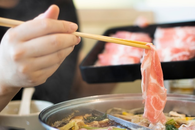 Foto fatiar carne em pauzinhos cozinhar comida shabu