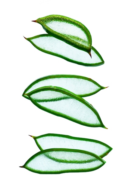 Fatias com textura de aloe vera em fundo branco