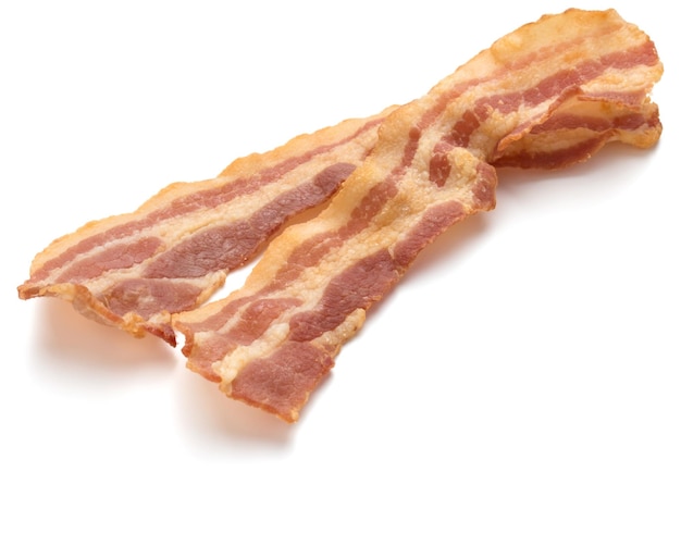 fatias crocantes de bacon cozidas isoladas em fundo branco