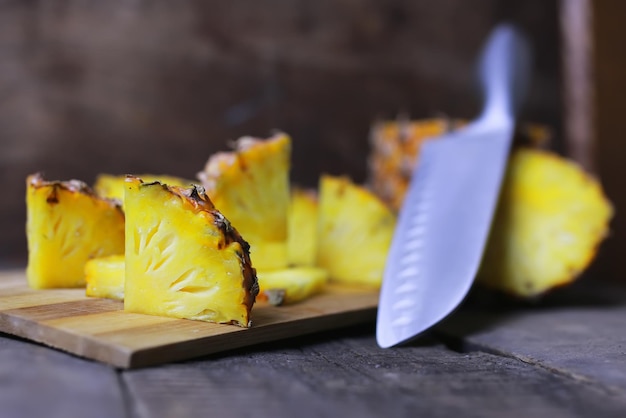 Fatias de abacaxi cortadas com faca