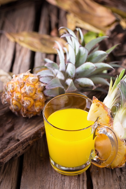 Fatias de abacaxi e suco de abacaxi estilo asiático