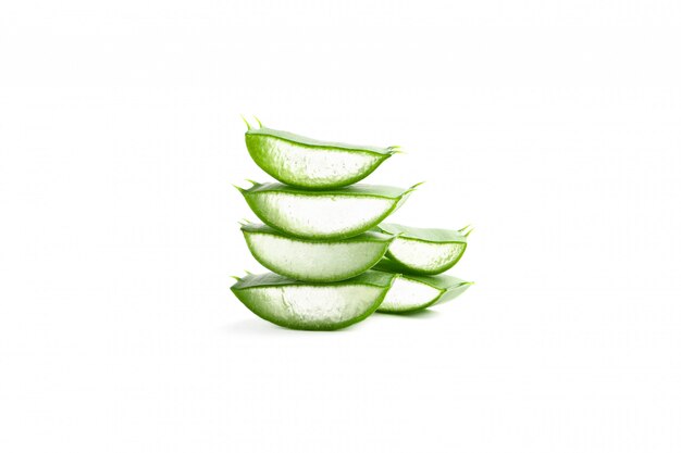 Fatias de aloe vera isoladas no branco. Fitoterapia