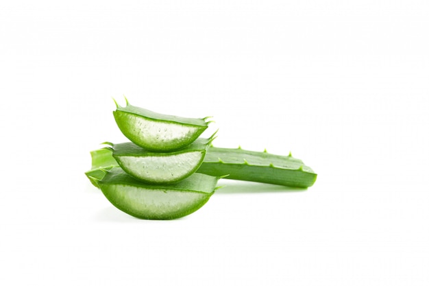 Fatias de aloe vera isoladas no branco. Fitoterapia