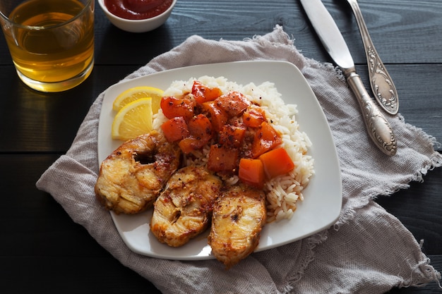 Foto fatias de bacalhau frito com arroz, limão e pimenta