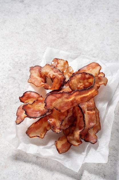 Foto fatias de bacon cozido em pergaminho