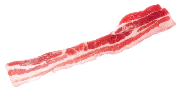 Fatias de bacon cru cru isoladas no fundo branco