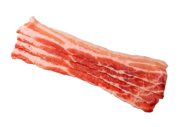 Fatias de bacon cru isoladas em um fundo branco