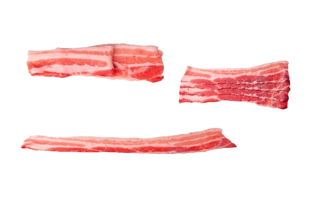 Fatias de bacon cru isoladas em um fundo branco