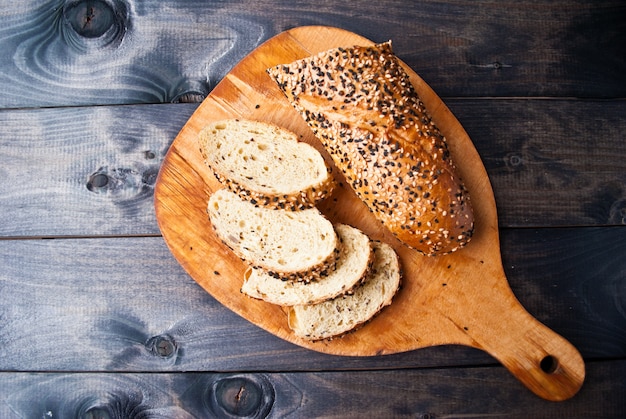 Fatias de baguete caseira fresca