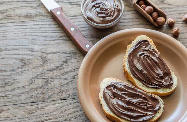 Fatias de baguete com creme de chocolate