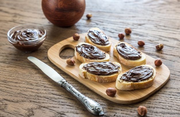 Fatias de baguete com creme de chocolate