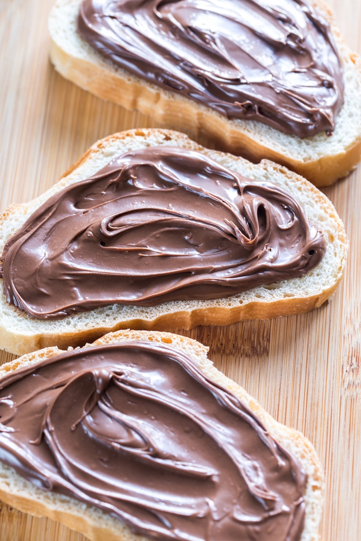 Foto fatias de baguete com creme de chocolate