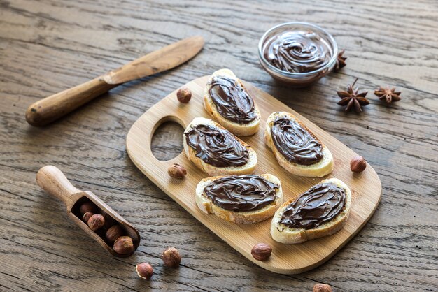 Fatias de baguete com creme de chocolate