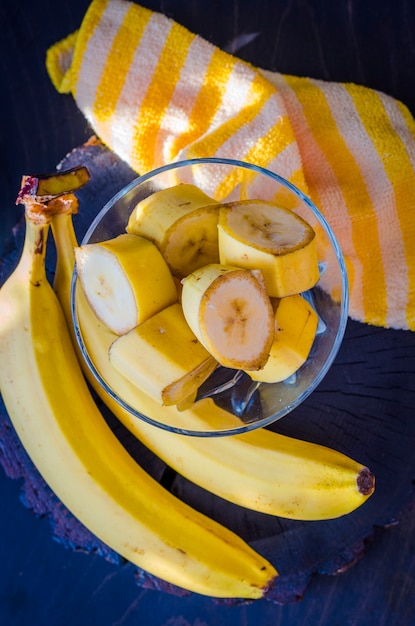 Foto fatias de banana fresca em uma tigela de vidro