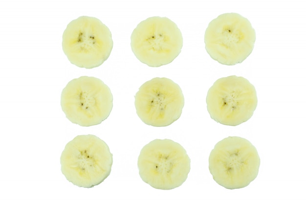 Fatias de banana isoladas em um branco