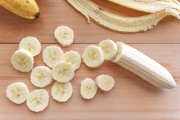 Fatias de banana madura em uma tábua de corte