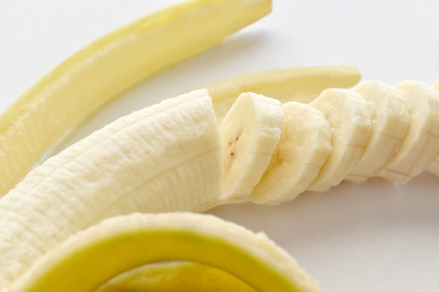 Fatias de banana na mesa