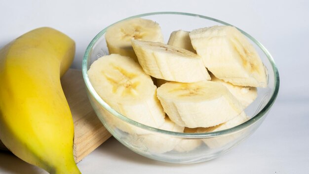 Fatias de banana na tigela