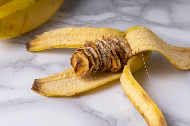 Foto fatias de banana seca dentro de casca de banana