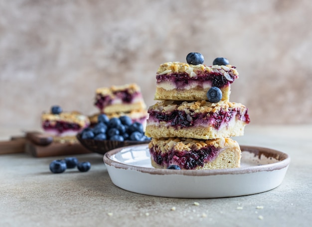 Fatias de barra com cheesecake de mirtilo e streusel