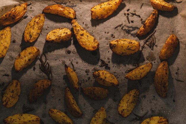 Fatias de batata assada com alecrim e óleo vegetal orgânico caseiro vegan vegetariano batatas fritas refeição lanche