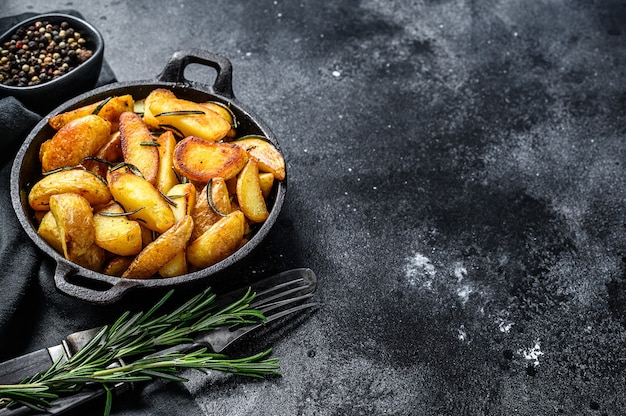 Fatias de batata assada com ervas e alecrim