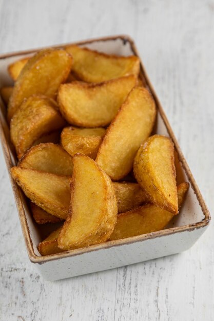 Fatias de batata assada com queijo em uma vista superior de fundo claro