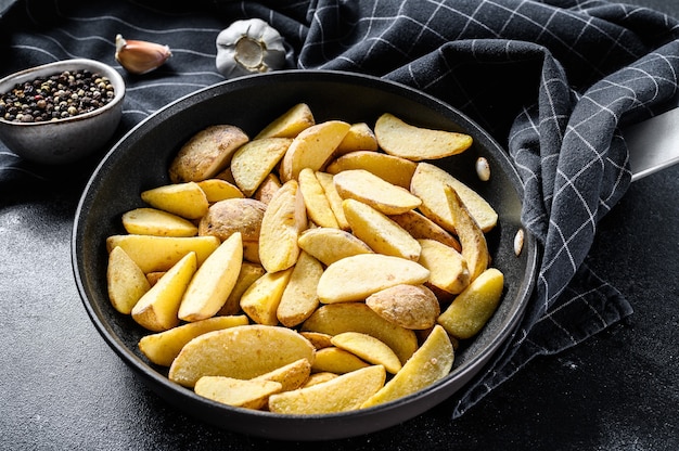 Fatias de batata congelada em uma panela