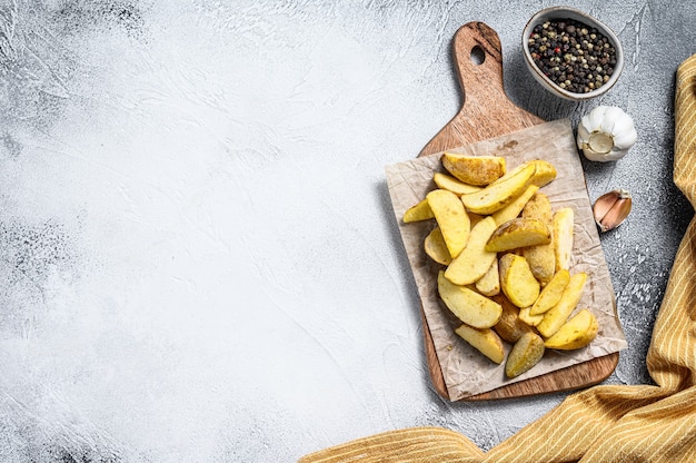 Fatias de batata congelada em uma tábua de madeira