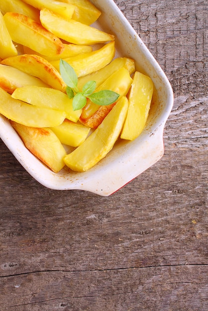 Fatias de batata cozida em um fundo de madeira