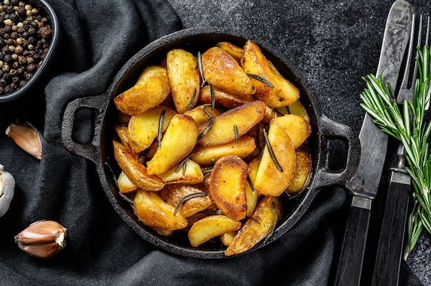 Fatias de batata frita na frigideira