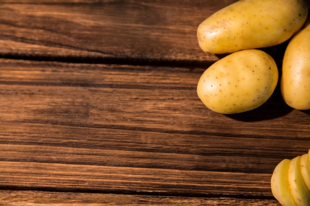 Foto fatias de batata sobre uma mesa