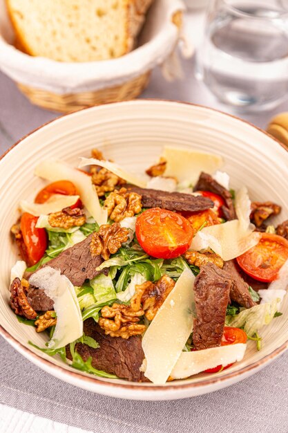 Fatias de bife grelhado com salada de folhas verdes