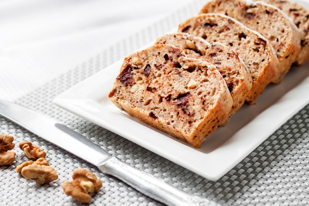 Fatias de bolo de banana com nozes e chocolate escuro