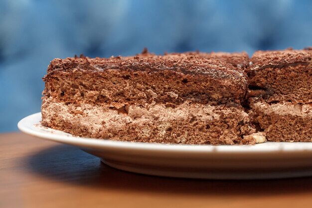 Fatias de bolo de chocolate com creme closeup