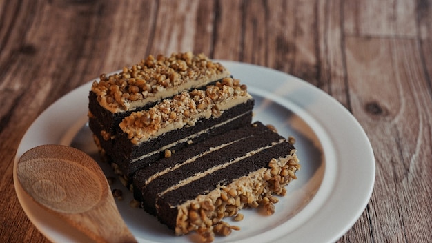 Fatias de bolo de chocolate e amendoim