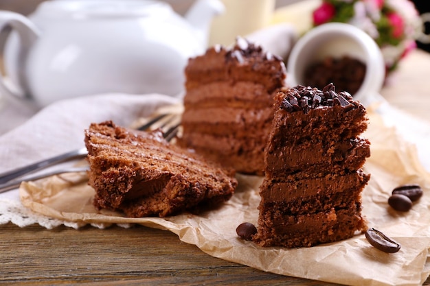 Fatias de bolo de chocolate saboroso no prato na mesa close-up