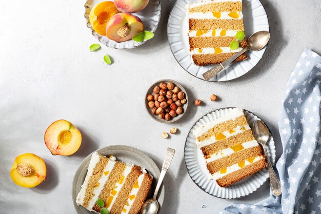 Fatias de bolo de pêssego com creme de manteiga e mel em um fundo claro