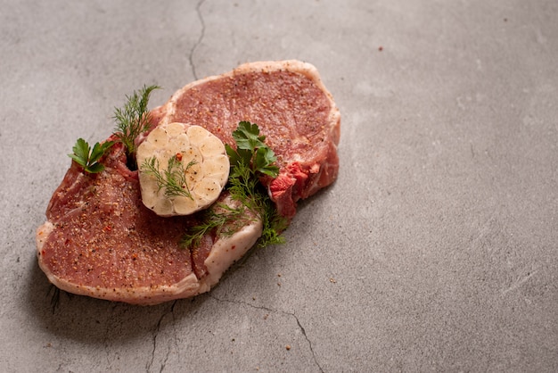 Fatias de carne crua de carne em uma tábua de madeira