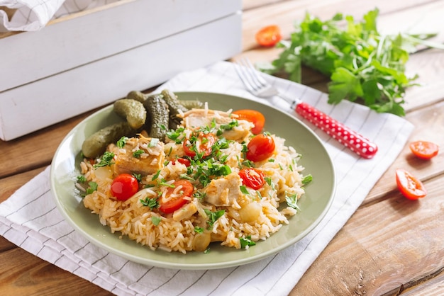 Fatias de carne de peru defumado em arroz de grão longo com fatias de tomate cereja