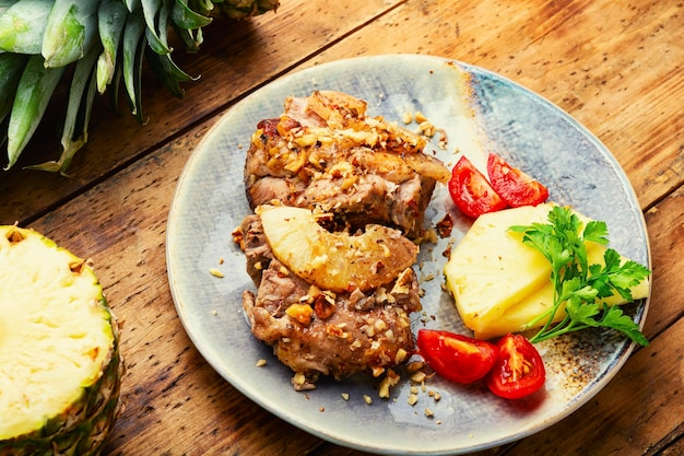 Fatias de carne de porco assada com abacaxi e queijo