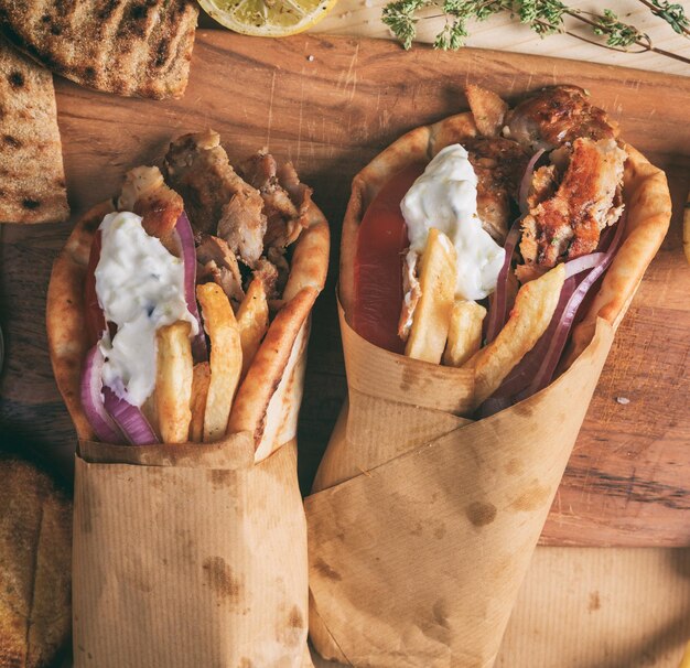 Foto fatias de carne grelhadas de gyros em uma vista de perto de pão pita