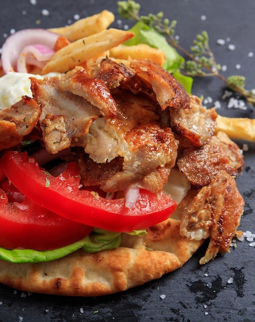 Foto fatias de carne grelhadas em um pão pita em close-up