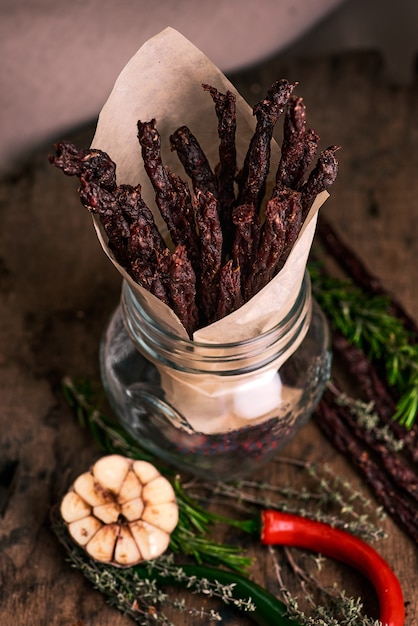 Fatias de carne seca e carne de porco com especiarias e ervas