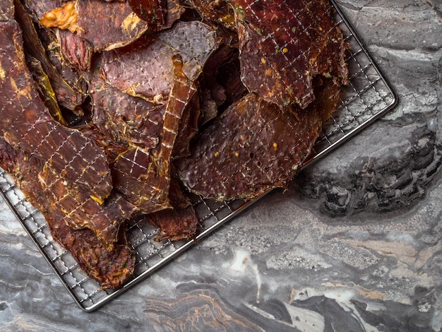 Fatias de carne seca ou desidratada em bandeja de metal