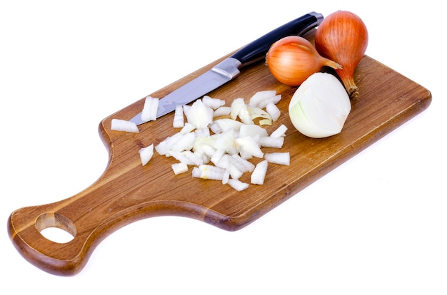 Fatias de cebola picada na tábua de cozinha.