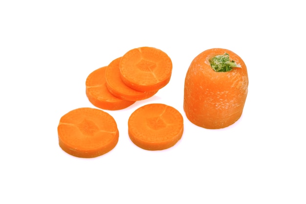 Fatias de cenoura isoladas.
