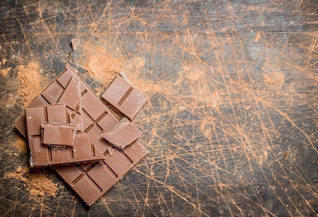 Fatias de chocolate com cacau em pó